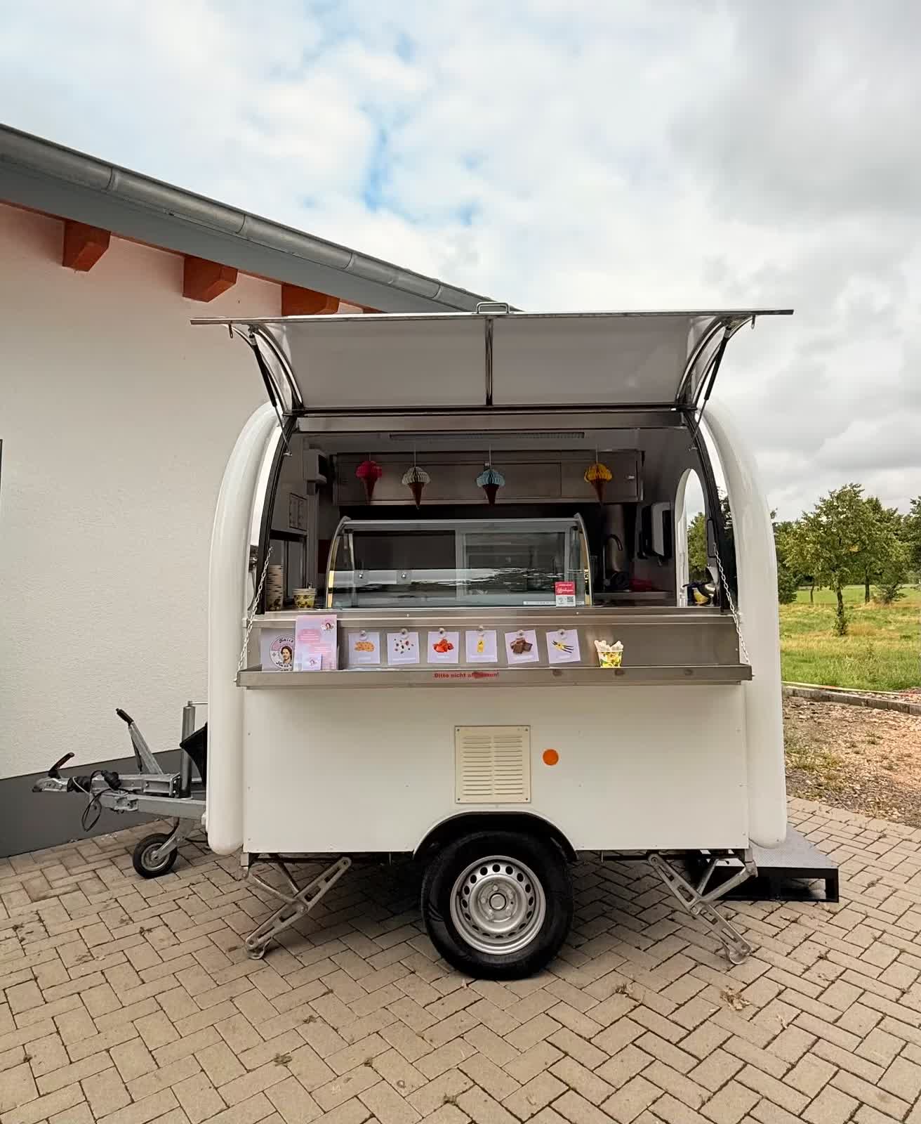 Eiswagen von vorne, geöffnet