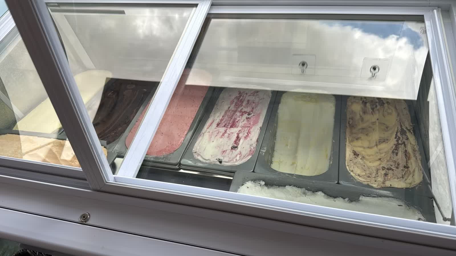 Eissorten in der Vitrine
