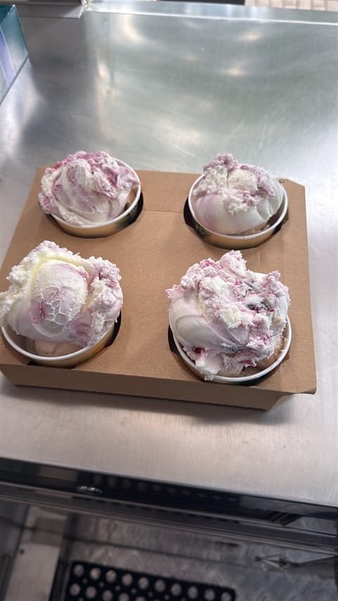 Vier Eisbecher mit fruchtigem Eis