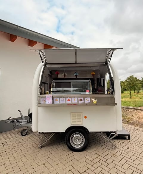 Der Eiswagen von Kalte Auszeit bereit zum Einsatz